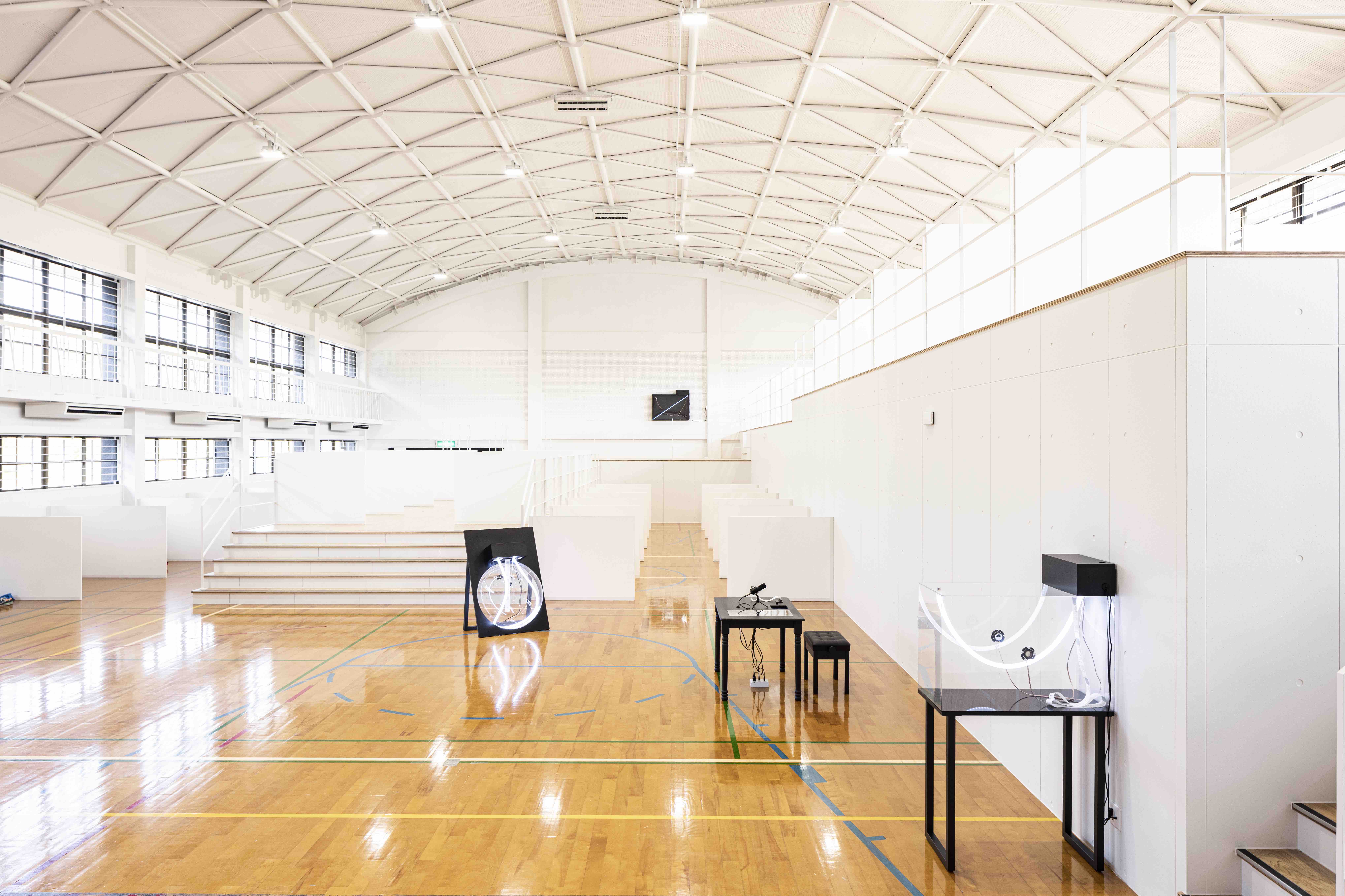 TRIAL IoT Lab（旧宮田西中学校）の体育館に展示される日山さんが制作した「at here」。空間全体を活かした作品となっている。